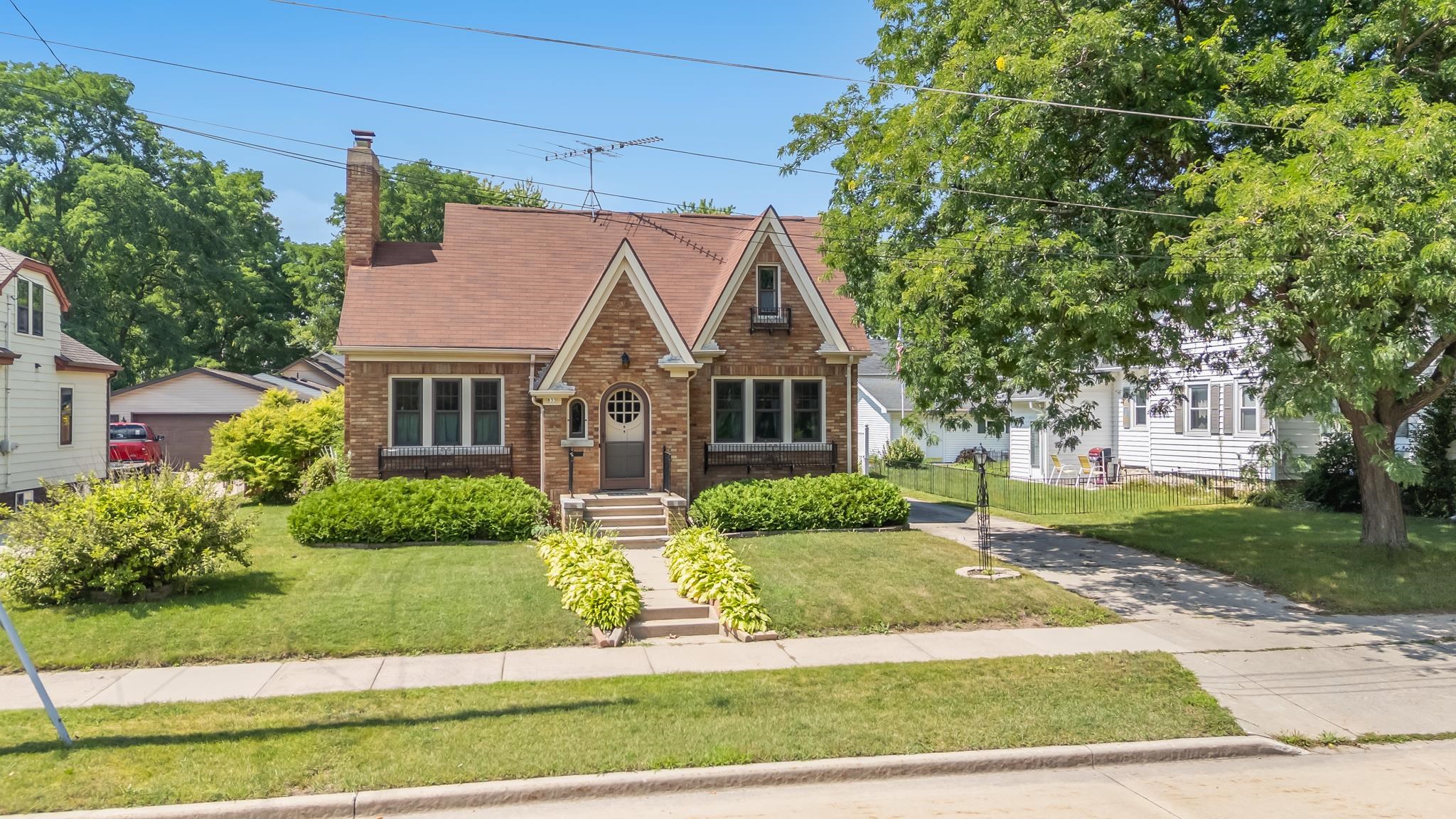 833 Eastman Street