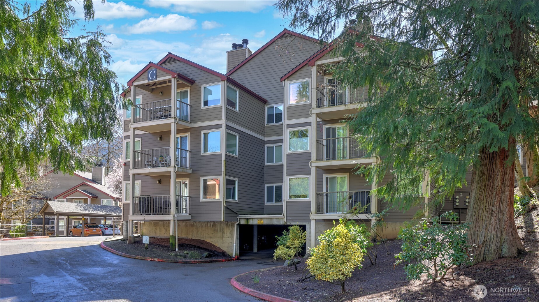 Welcome to Arrington Place conveniently located on Downtown Issaquah's Front Street. Ground floor 1bedroom/1bath unit with open layout. Kitchen with breakfast bar, living room with wood fireplace, and walls of windows that lead to a balcony. Washer/dryer in unit. Nestled in a prime location, near top rated schools and downtown Issaquah's shopping and Dining, Hiking trails and easy access to I-90. Amenities include designated parking space, Clubhouse, Hot Tub, Exercise room and additional storage locker. No Rental Cap.