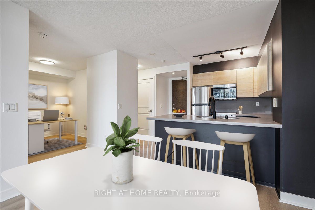 50 Lynn Williams St 812