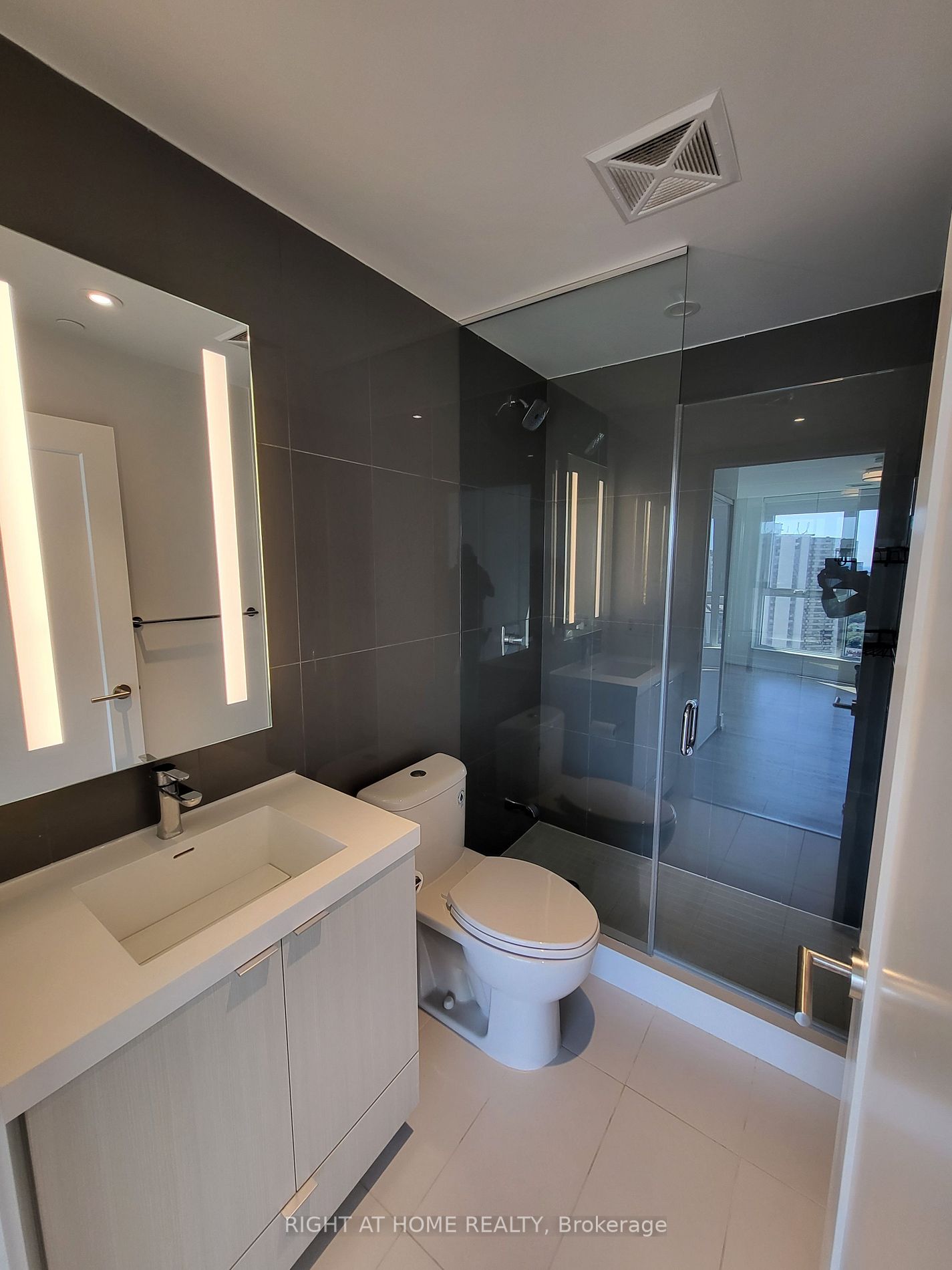 585 E Bloor St 2518