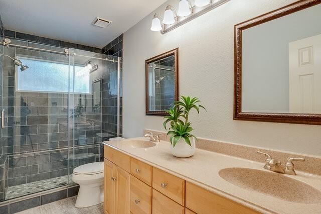 807 Rolling View Court