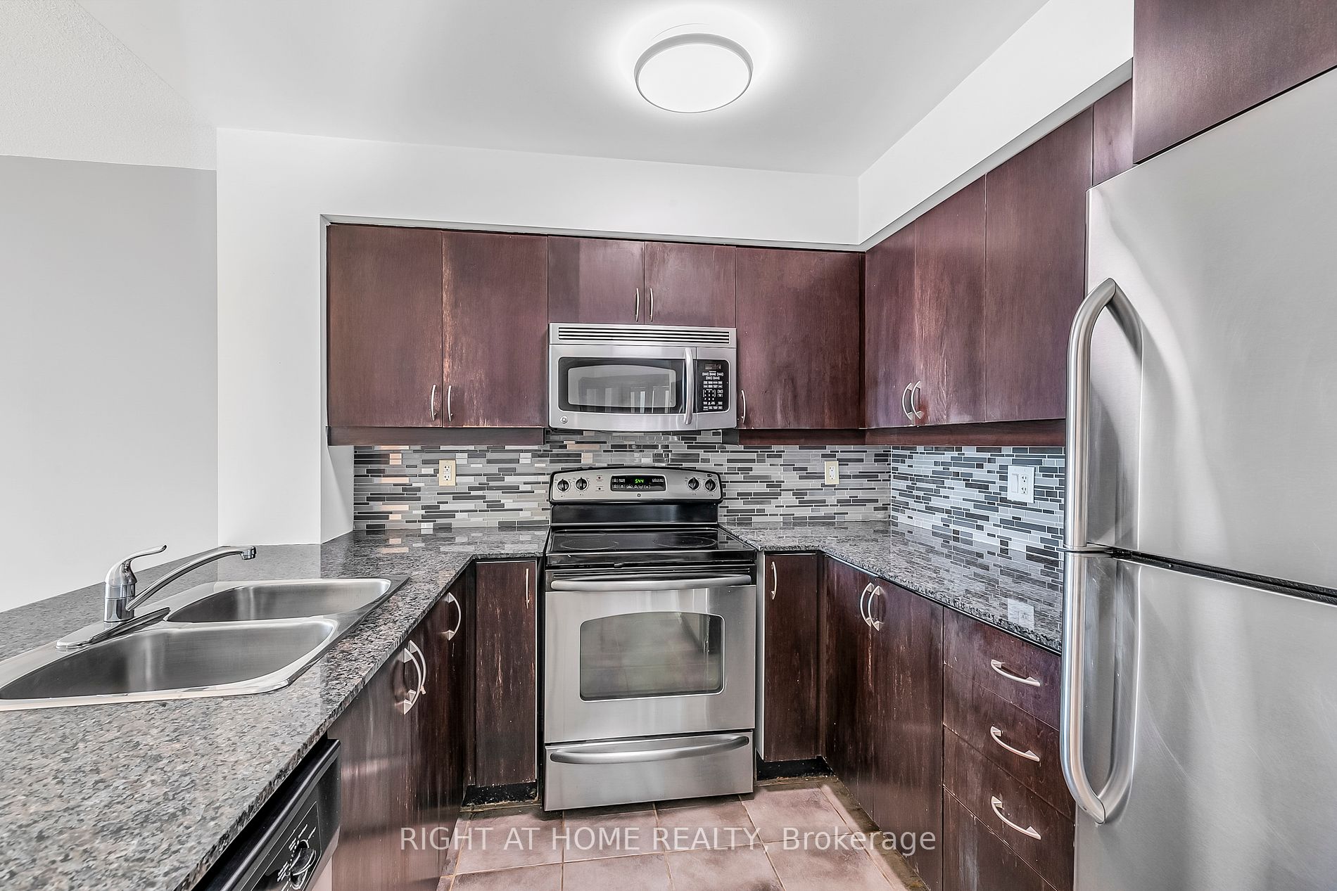 185 Oneida Cres 320