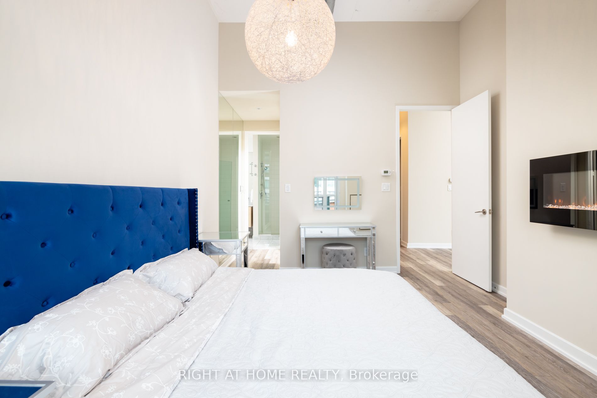 380 Macpherson Ave 306
