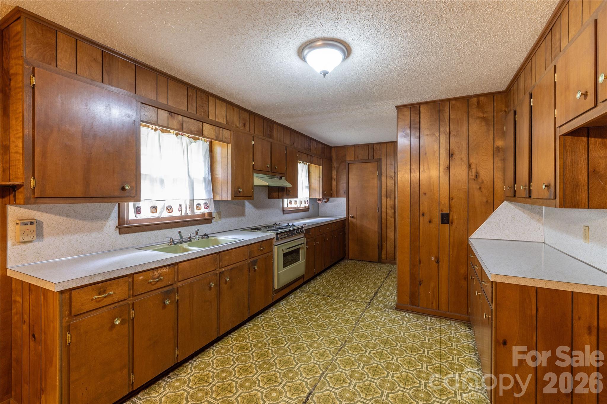 2209 Woodhurst Lane