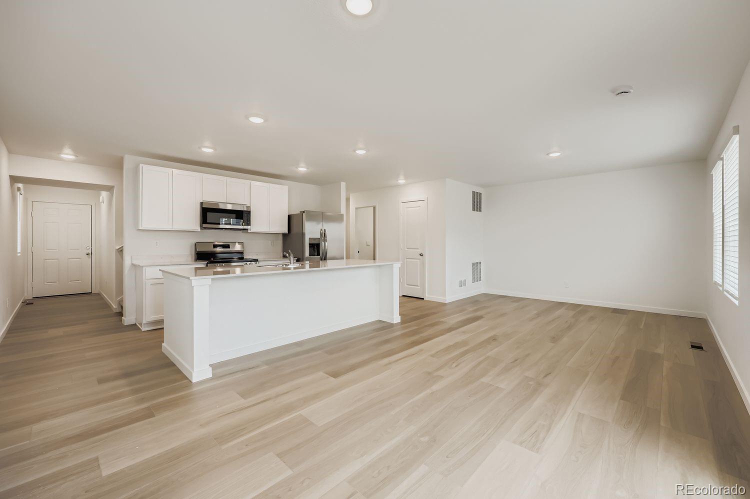 8970 Blue Feather Loop