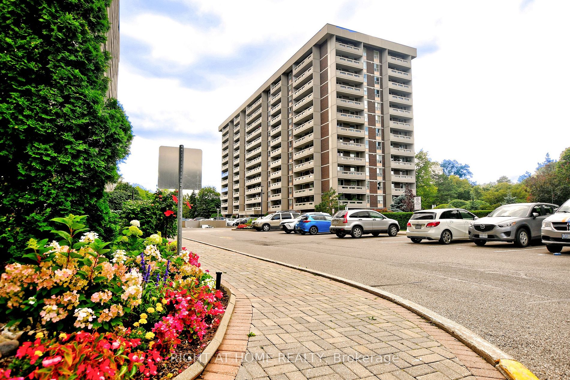 60 Inverlochy Blvd 806