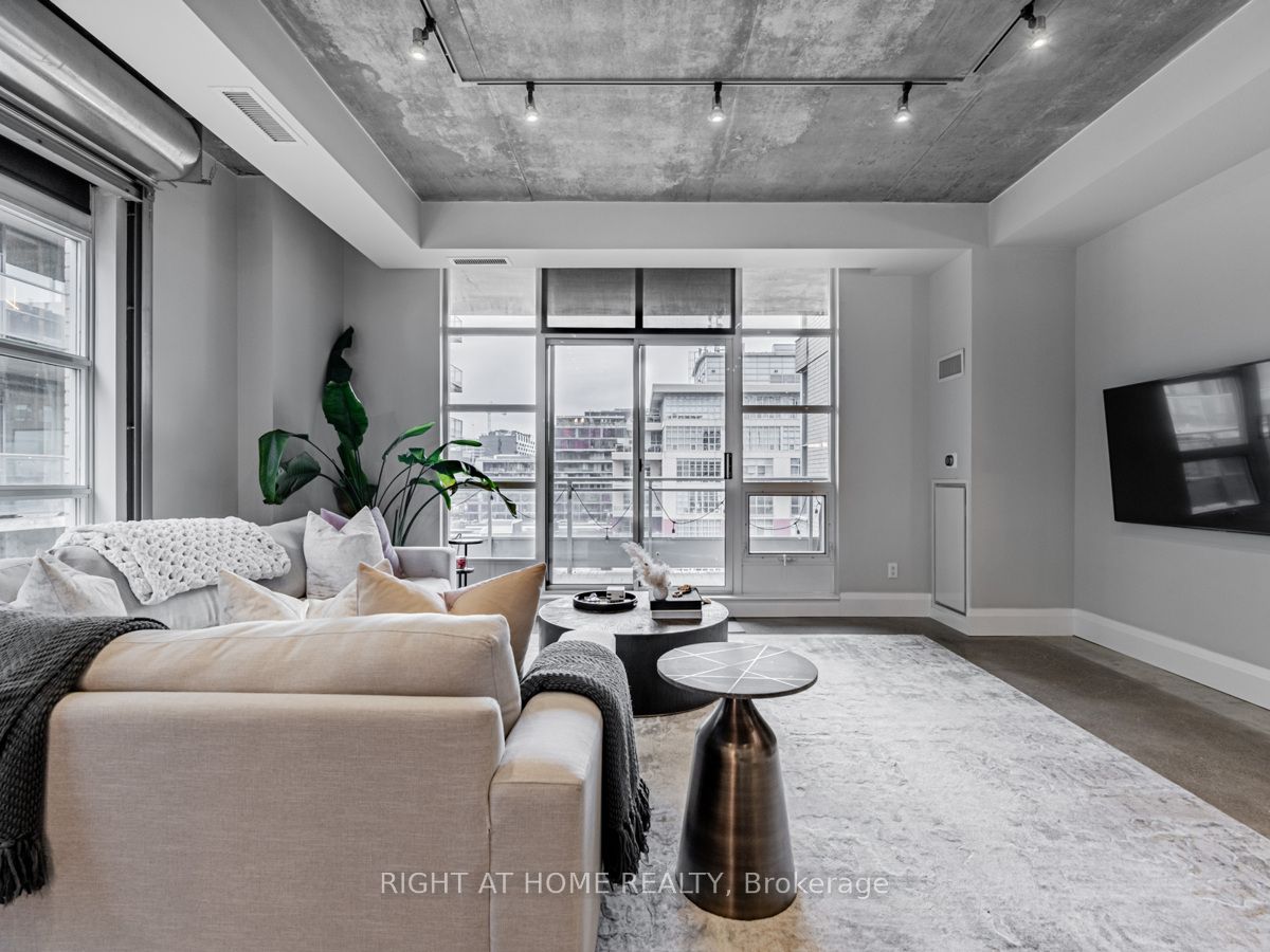 23 Brant St 704