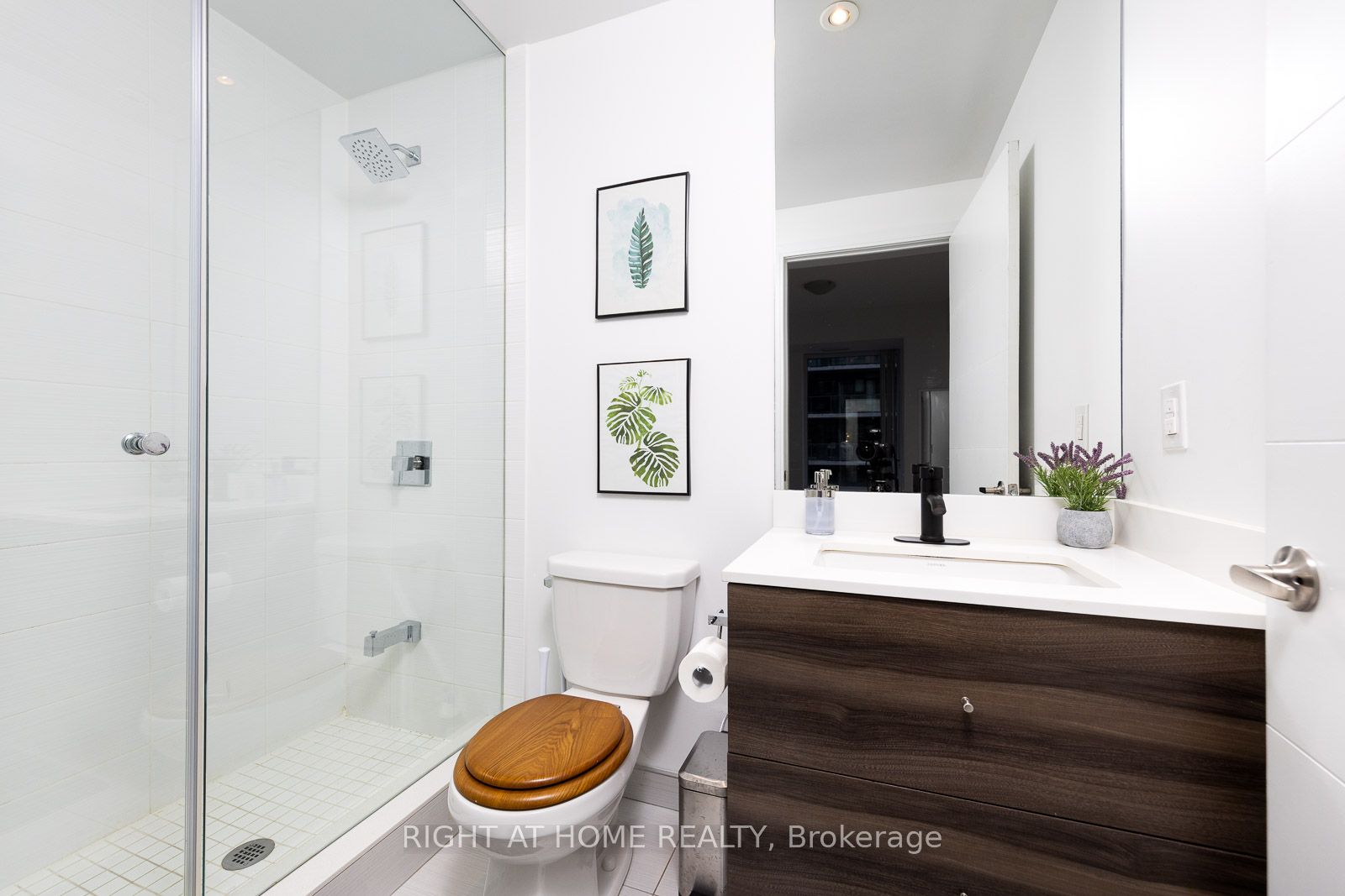 525 W Adelaide St 932