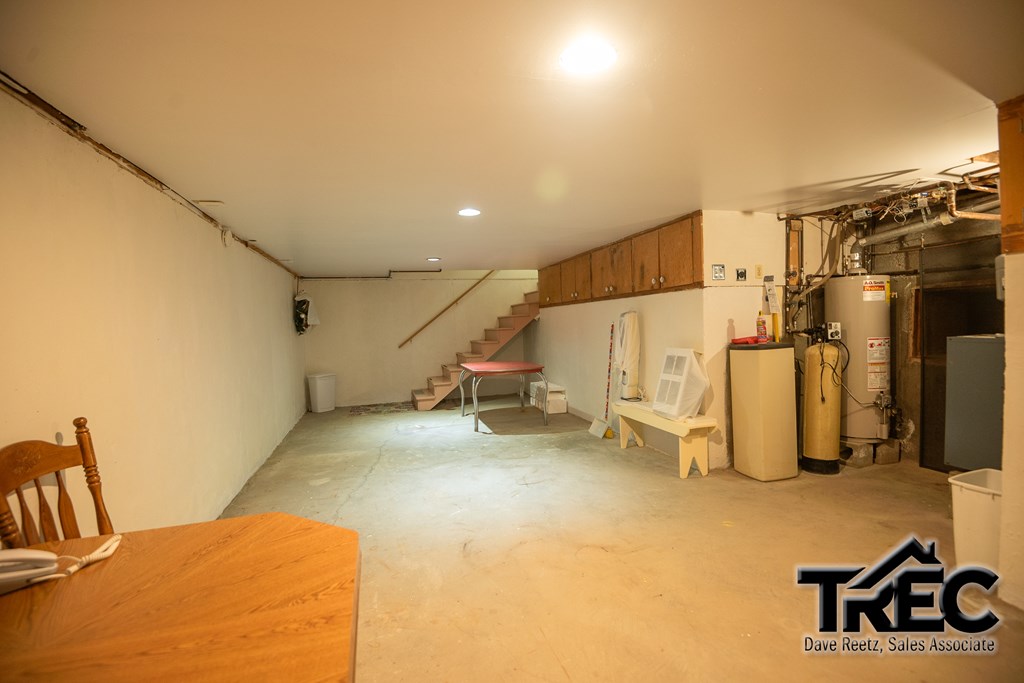 77 W Main St