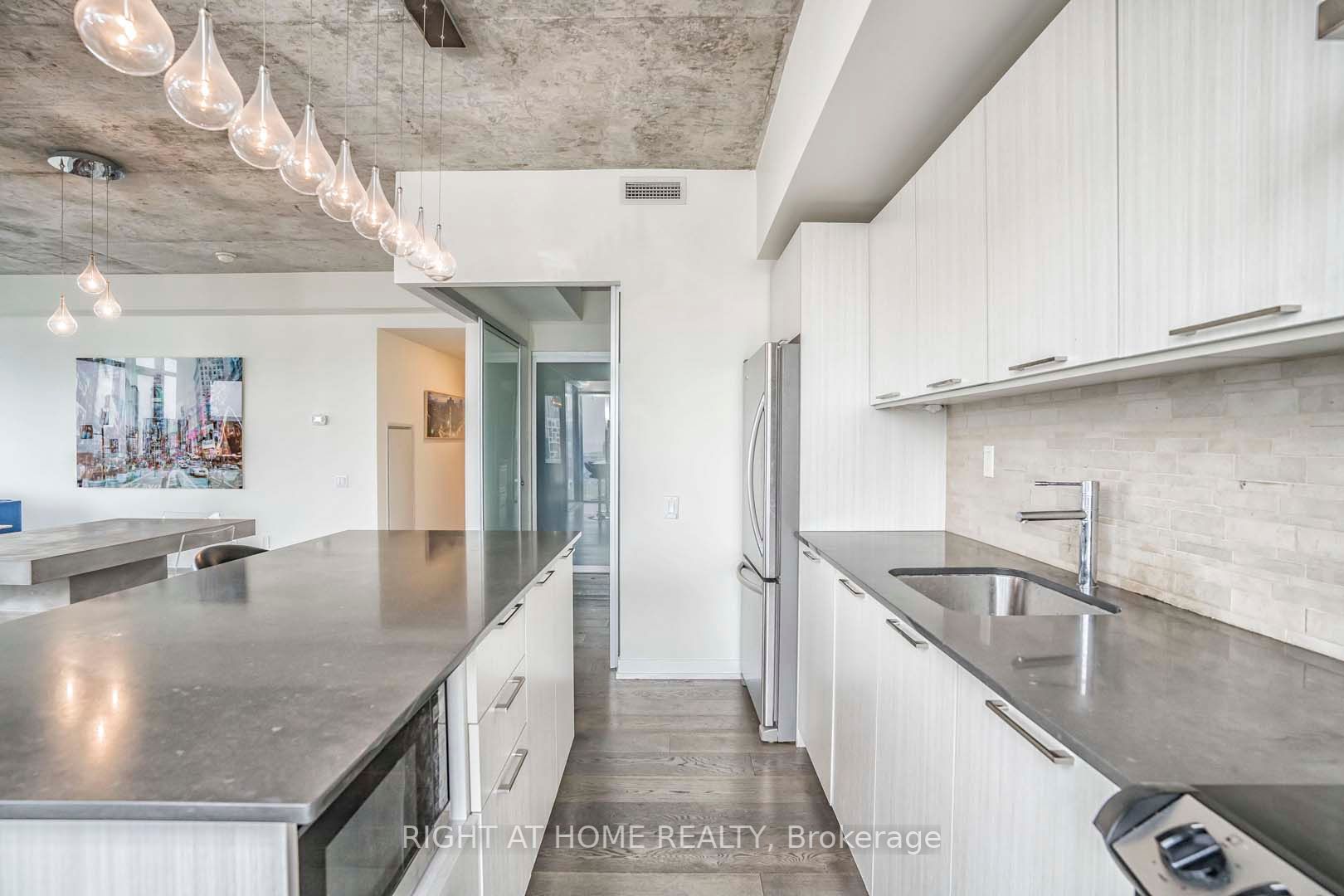 95 Bathurst St 1405