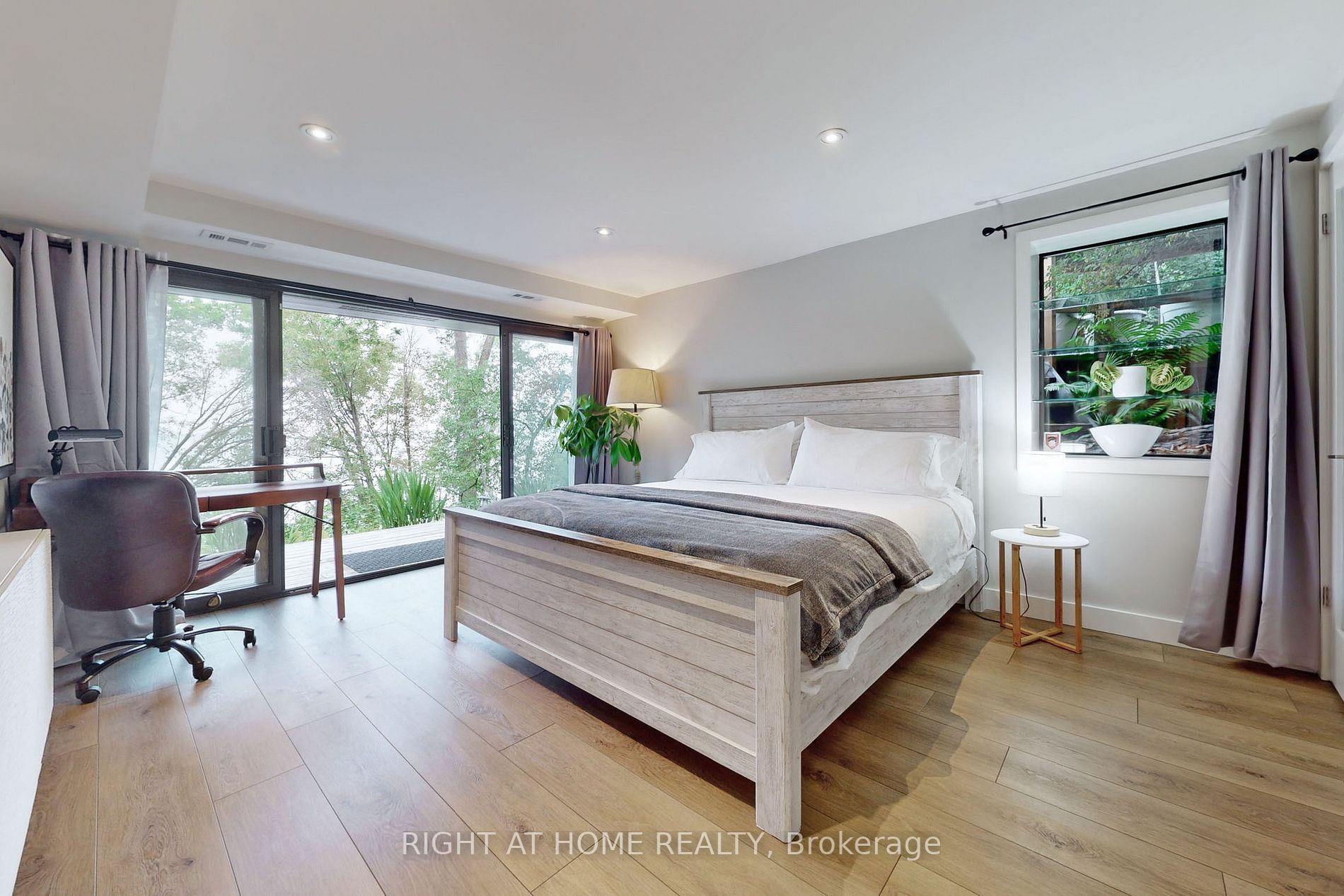 868 Danforth Pl