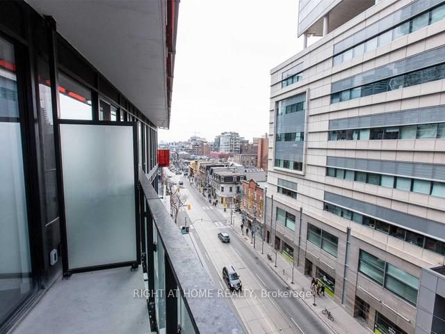 215 W Queen St 607