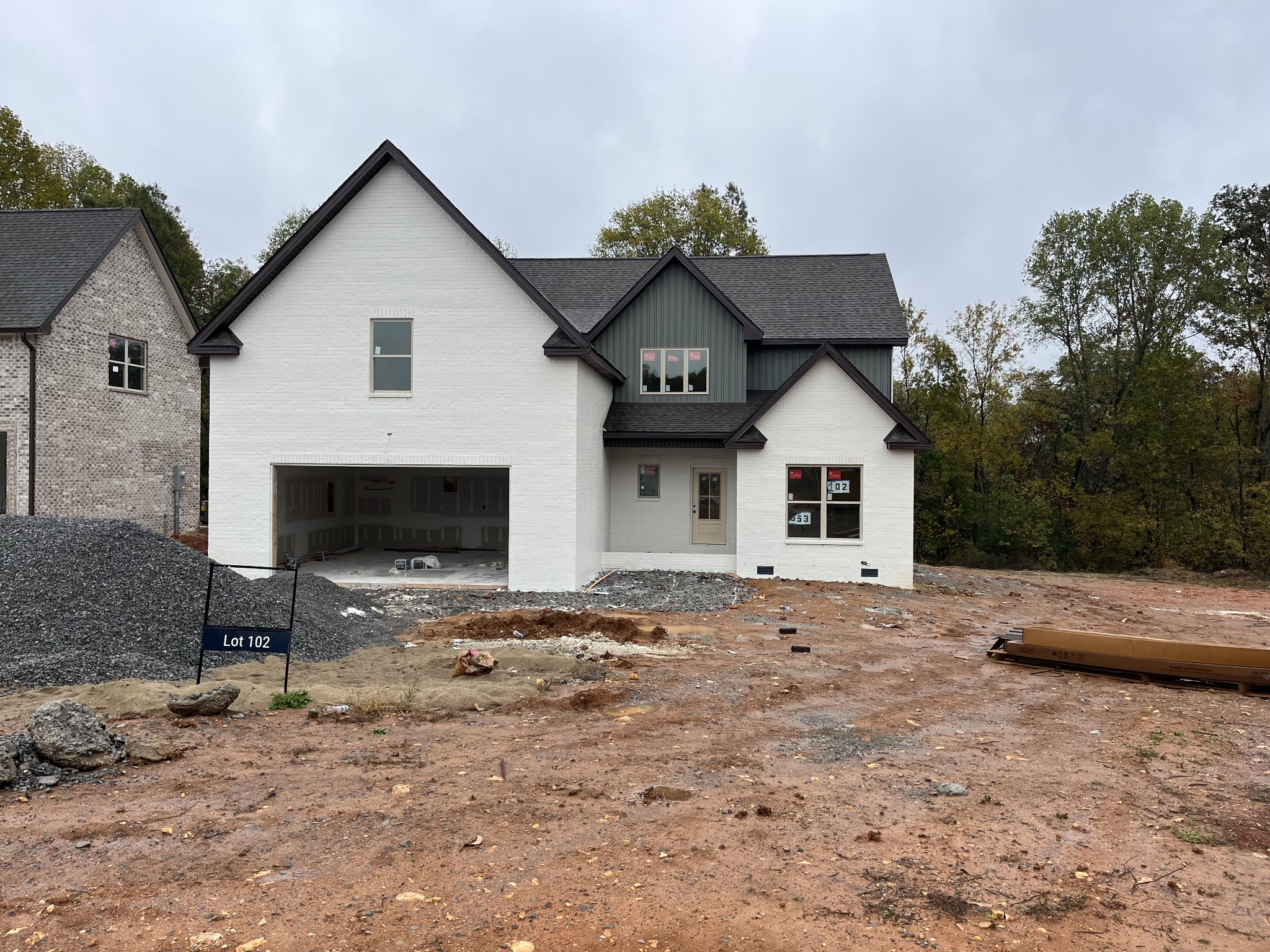 Reda Home Builders' Highland Point Floor Plan. 4 bedrooms and a bonus room, 3 full bathrooms. This home welcomes you with an elegant entry way and catwalk, quartz countertops in all wet areas, a spacious pantry in the kitchen, large walk-in closet in primary bedroom, and more!