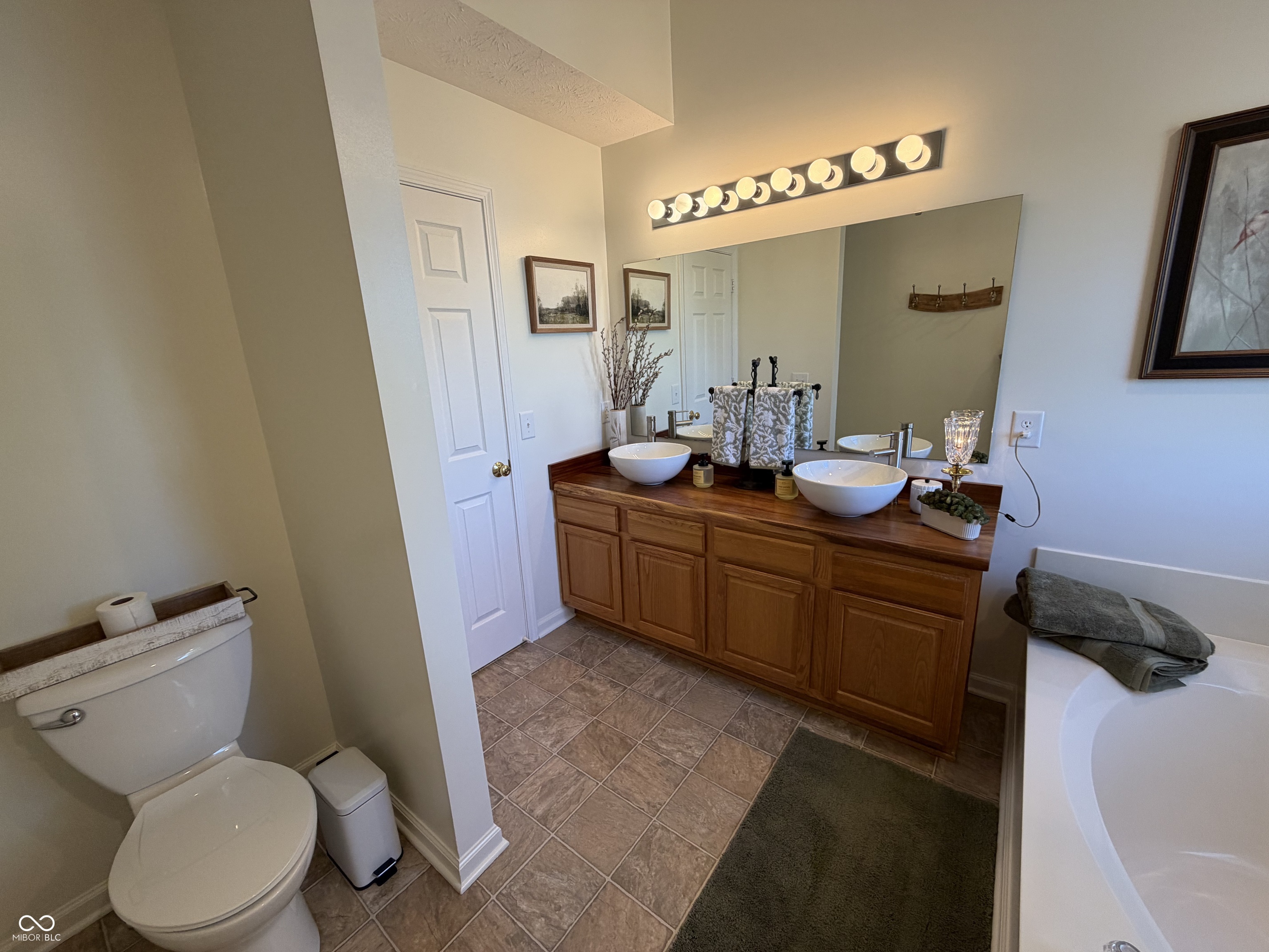 5752 Columbia Circle S