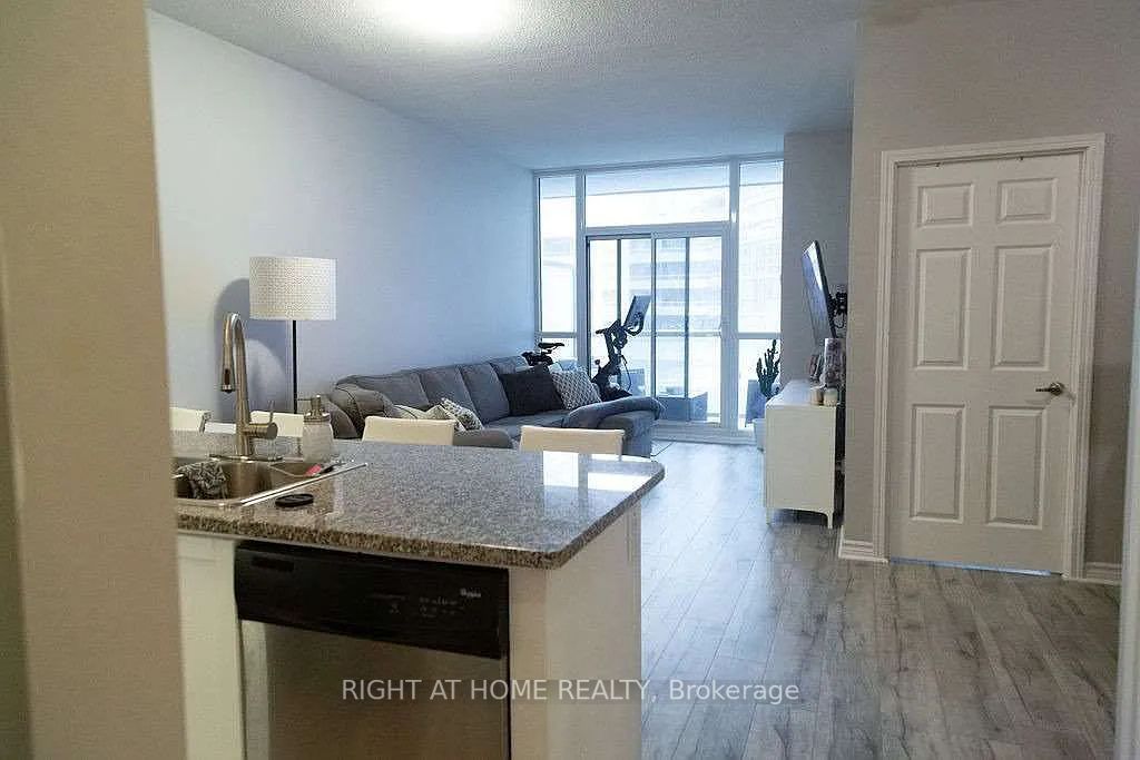 19 Grand Trunk Cres 305