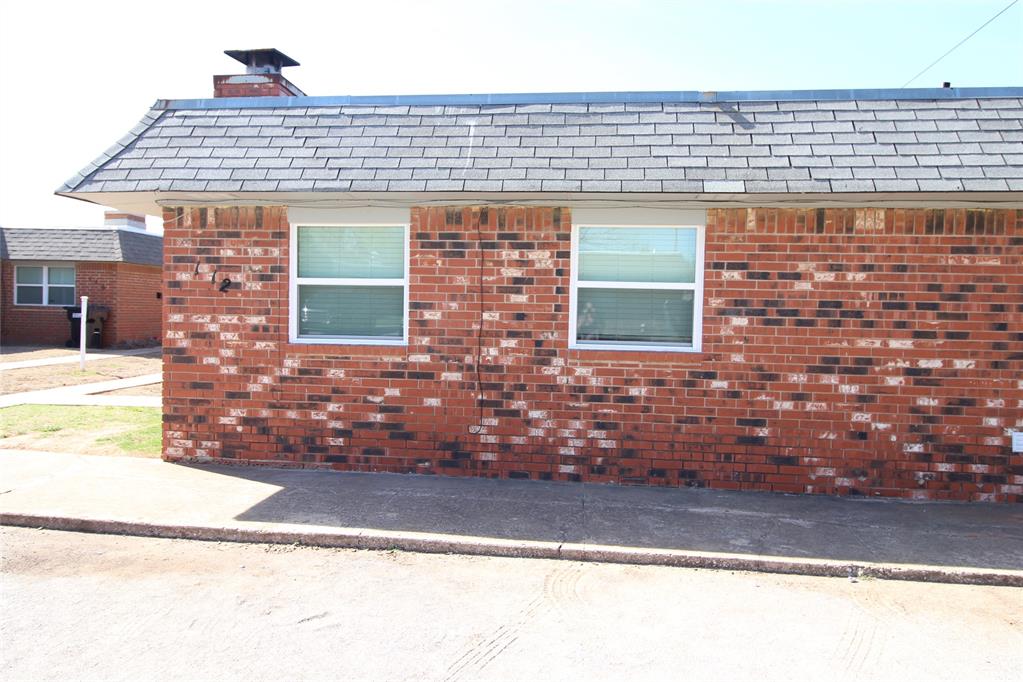 A 2 Bedroom, 1 Bathroom duplex with approximately 975 Sq. Ft. Comes equipped with all kitchen appliances, washer/dryer hookups and a fenced backyard. Tenant is responsible for lawncare in the backyard.Tenant pays Electric and Water.Pets Welcome (2 PET LIMIT):1 Pet - $300 Deposit + $25/mo Pet Rent2 Pet - $400 Deposit + $40/mo Pet Rent