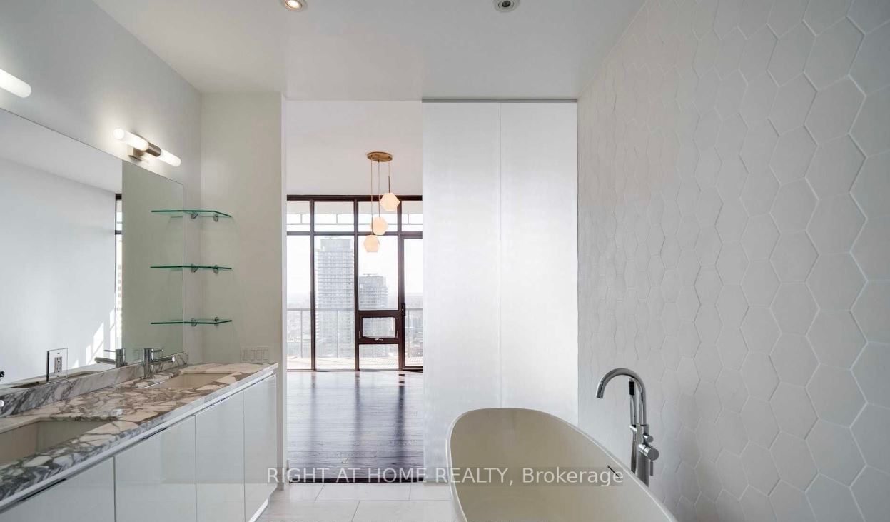 33 E Charles St 4504