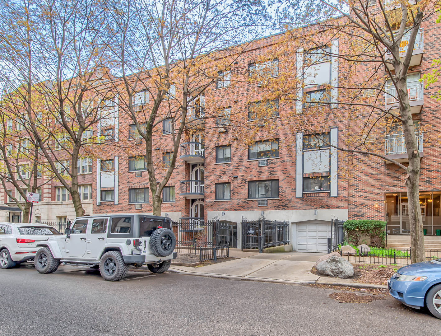Welcome home to this spacious 1BR/1BA condo in East Lincoln Park. This huge unit offers hardwood floors throughout, a large eat-in kitchen with tons of storage, a combined living/dining area that would easily accommodate a large sectional and dining area or a perfect work from home space. Bedroom has the space to easily accommodate a king sized bed. This boutique elevator building is ideally located on a lovely tree lined street and offers free laundry and extra storage.  Amazing spot close to transportation, the beach, Zoo and plenty of fun. Parking options available nearby.