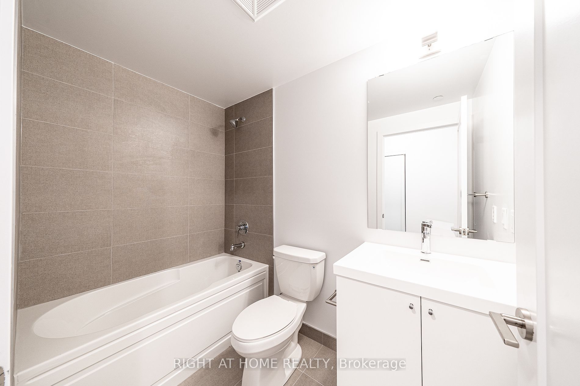 2550 N Simcoe St 2015
