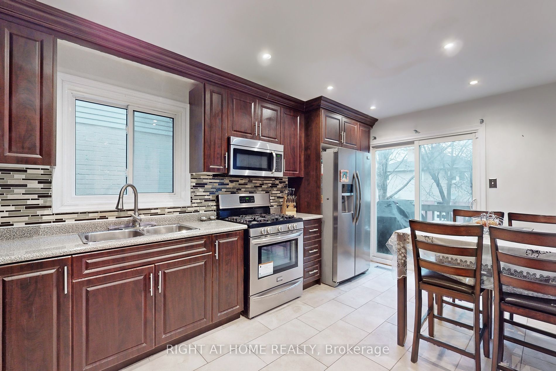 22 W Carr Dr