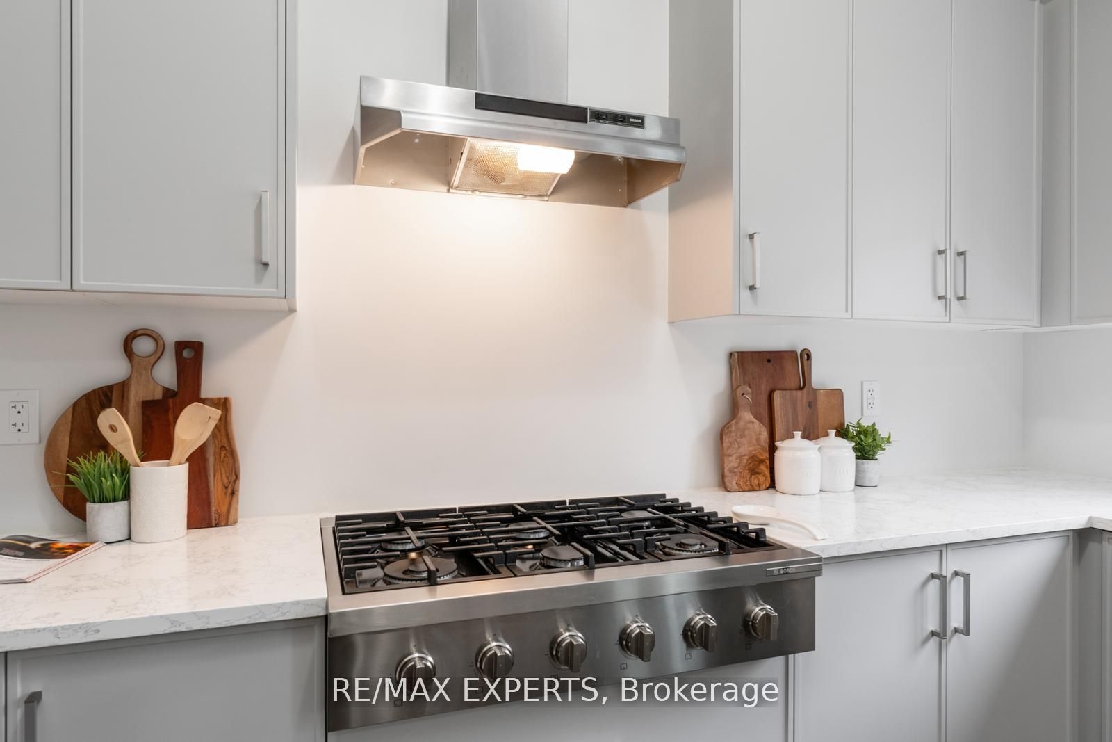 1583 Stovell Cres