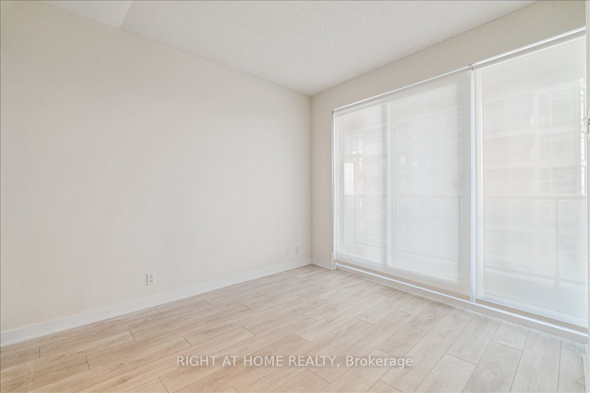 2221 Yonge St 2407