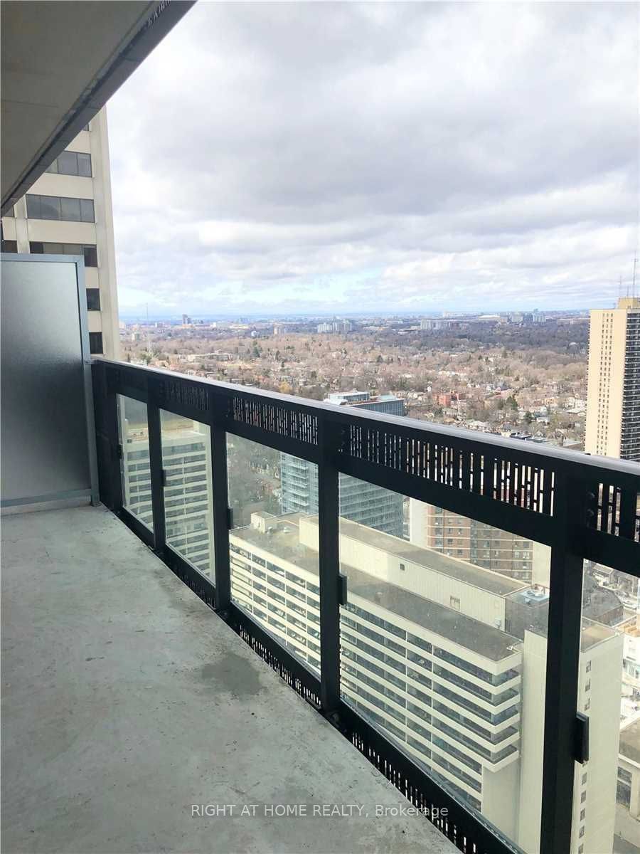 8 E Eglinton Ave 2806