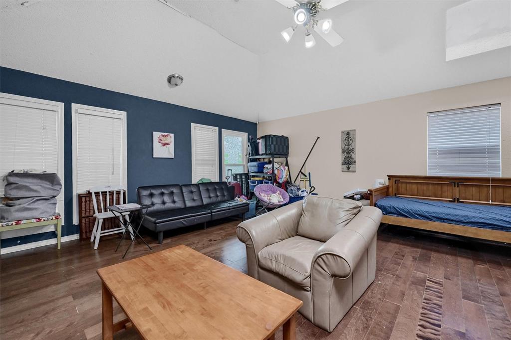 1933 Lakeview Circle