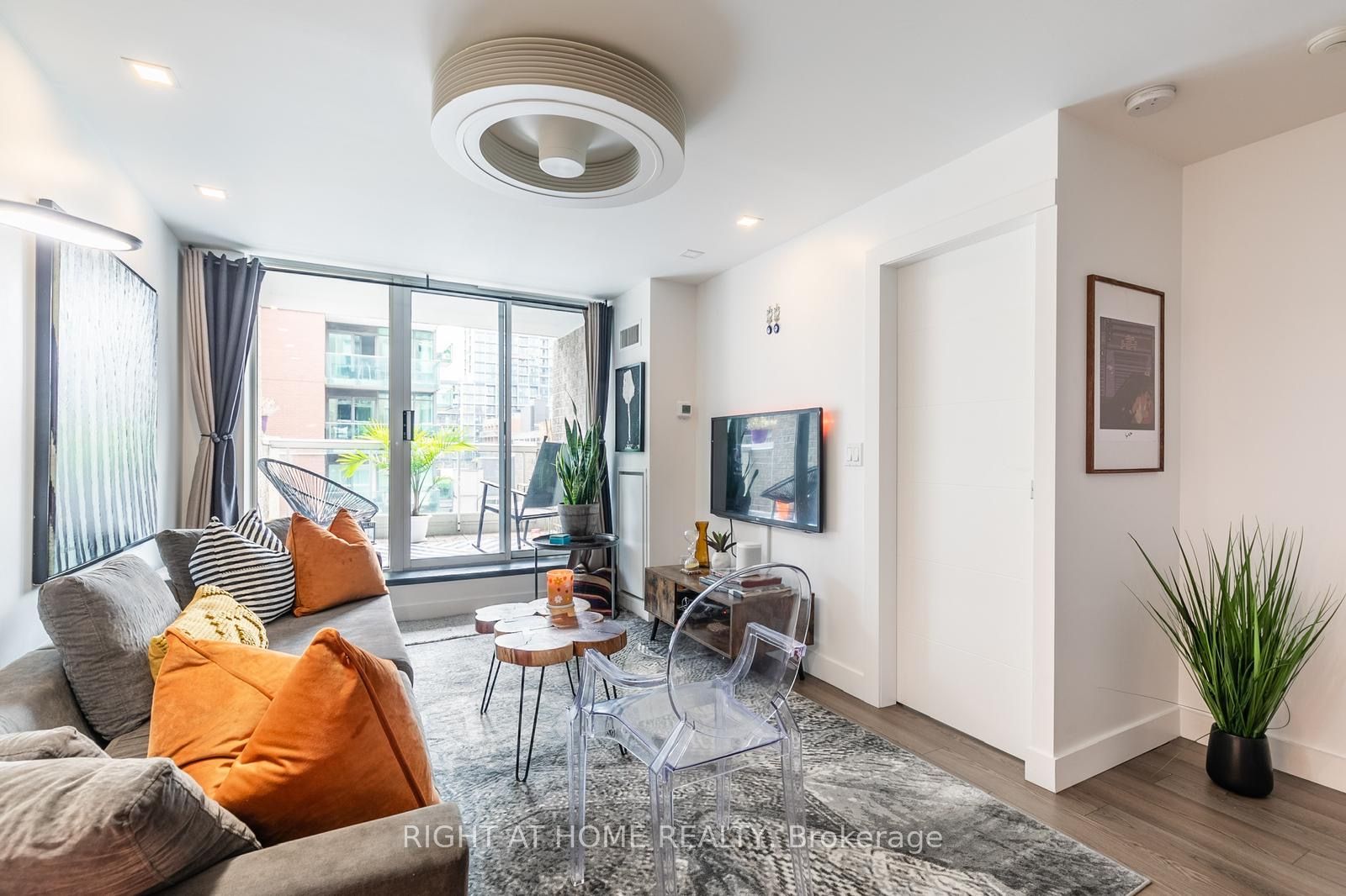 330 E Adelaide St 803