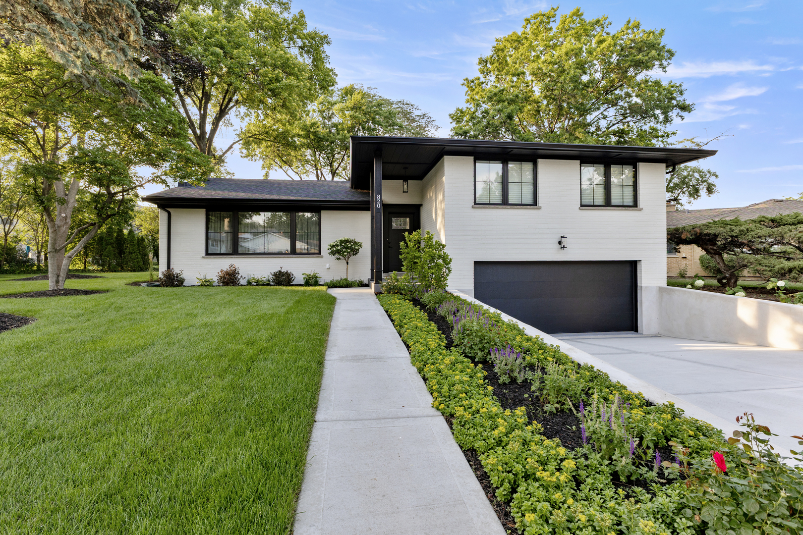 BEAUTIFUL HOME ON CUL-DE-SAC LOCATION, SITTING ON LARGE 9,000 s.f. LOT, CLOSE TO METRA, RESTAURANTS, HIGHWAY, GROCERY STORES AND MUCH MORE!