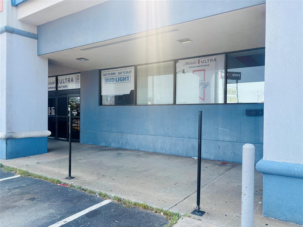 High-visibility location right at SW 119th St. & Santa Fe — heavy traffic, easy access, great exposure.3,800 sq ft | $4,500/moFormer restaurant space, some equipment available for use as-is — ideal for a new restaurant or food concept.
