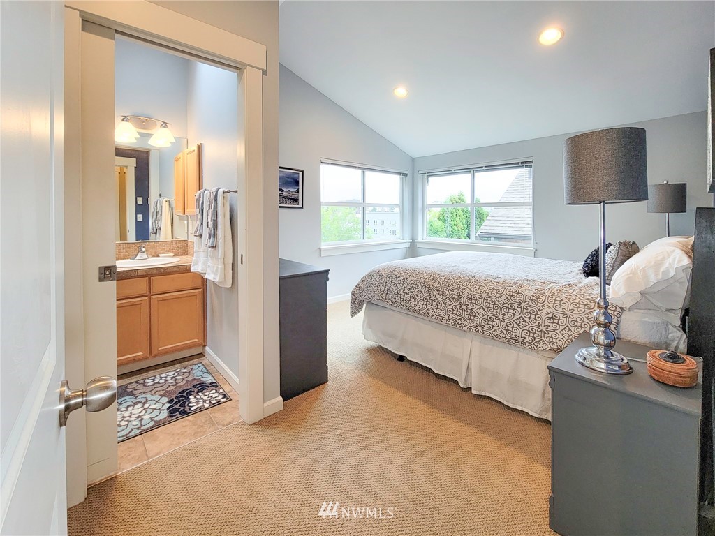 1209 Aurora Avenue N