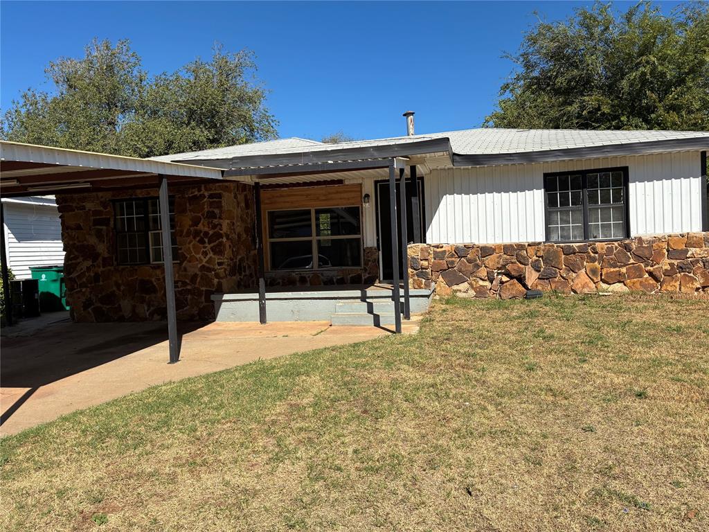 ***SELLER FINANCING AVAILABLE*** Constructed in 1955, this single-family residence presents an opportunity for refined living within a well-established community. The residence features three thoughtfully appointed bedrooms, providing comfortable and private accommodations. We invite you to schedule a private viewing to fully appreciate the unique character and potential of this property.