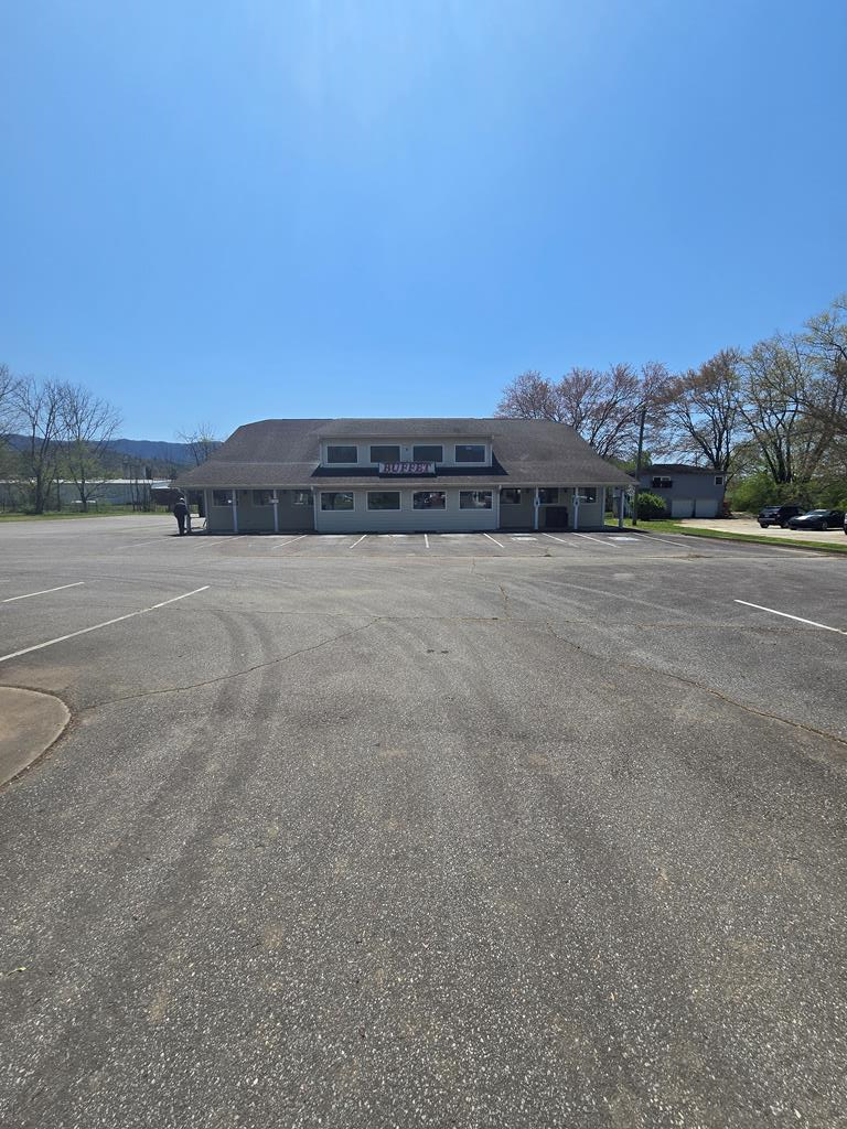 Endless possibilities for this commerical property.  Ready to be used as restaurant, event/meeting or training center. Lots of parking. Large adjacent lot can be used for lodging.