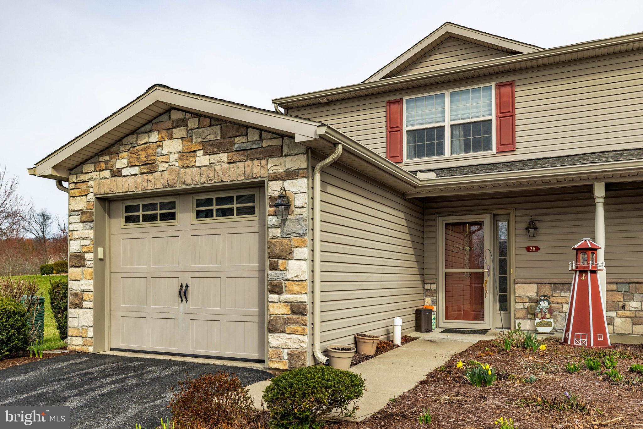 38 NOakwood Ln  