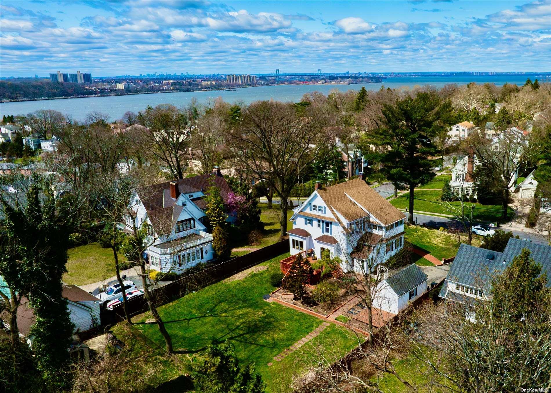 Classic Center Hall Colonial completely renovated. Extra large lot with private fenced back yard and huge deck. Front yard professionally landscaped. Close to marina and waterfront. Close to transportation and school. 25 minutes LIRR commute to Manhattan., Additional information: Appearance:Diamond,Interior Features:Marble Bath