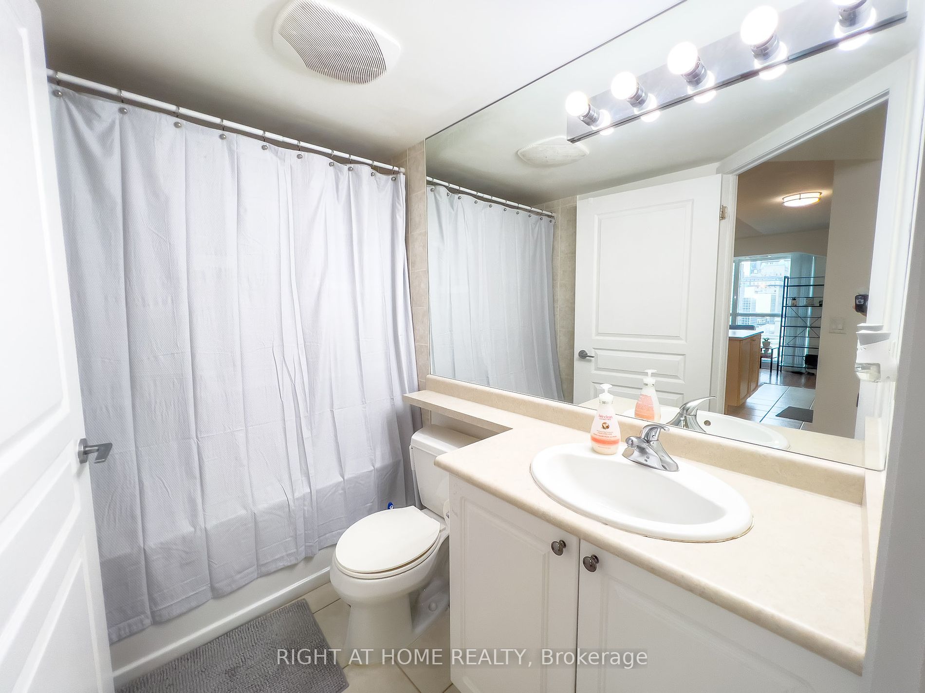 18 Yonge St 1405