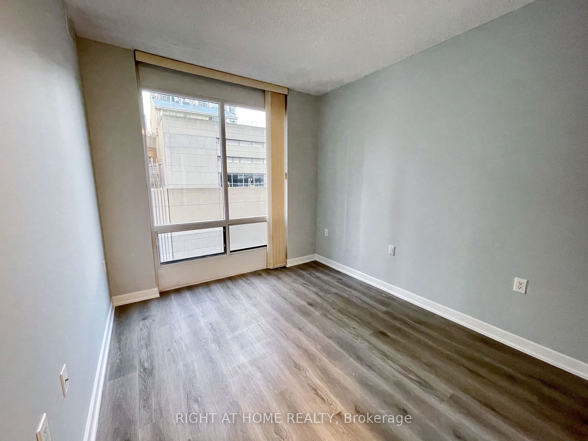 85 E Bloor St 902