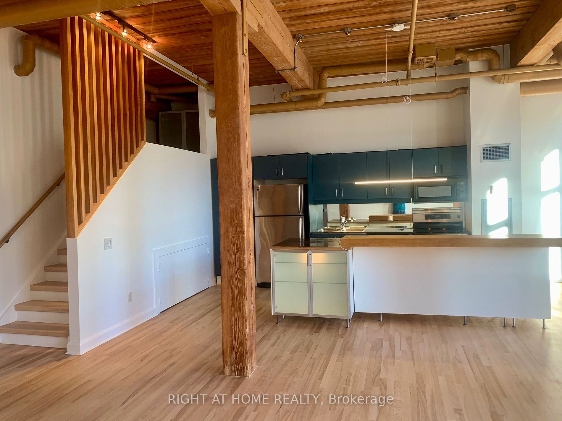 993 W Queen St 413