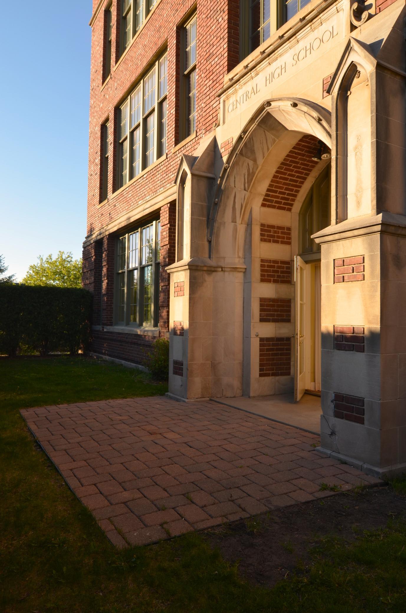 523 East Avenue 102
