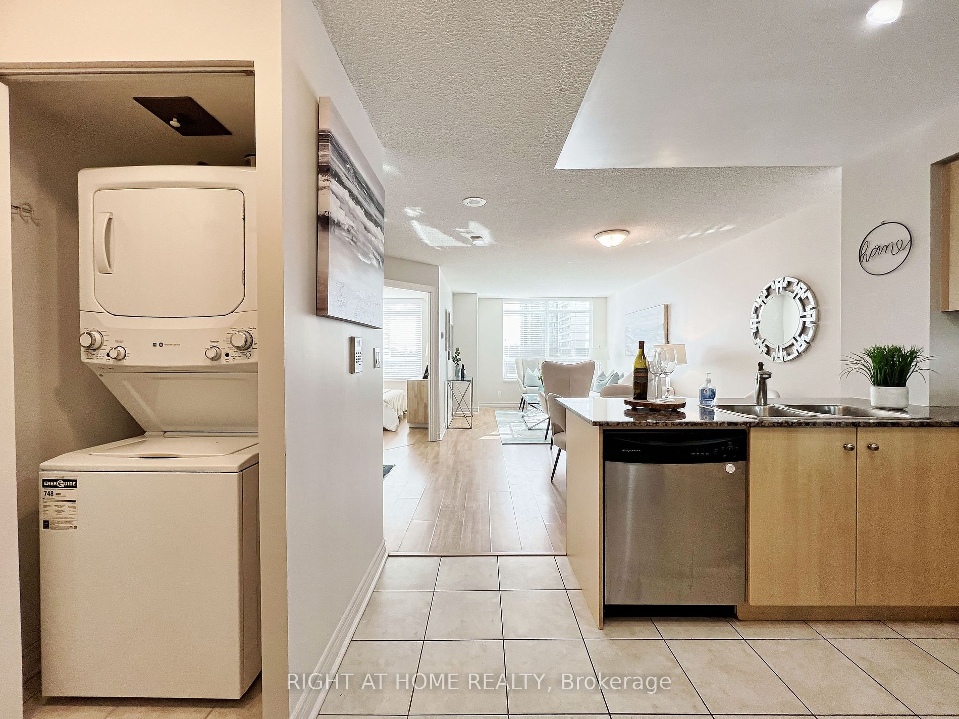 212 E Eglinton Ave 502