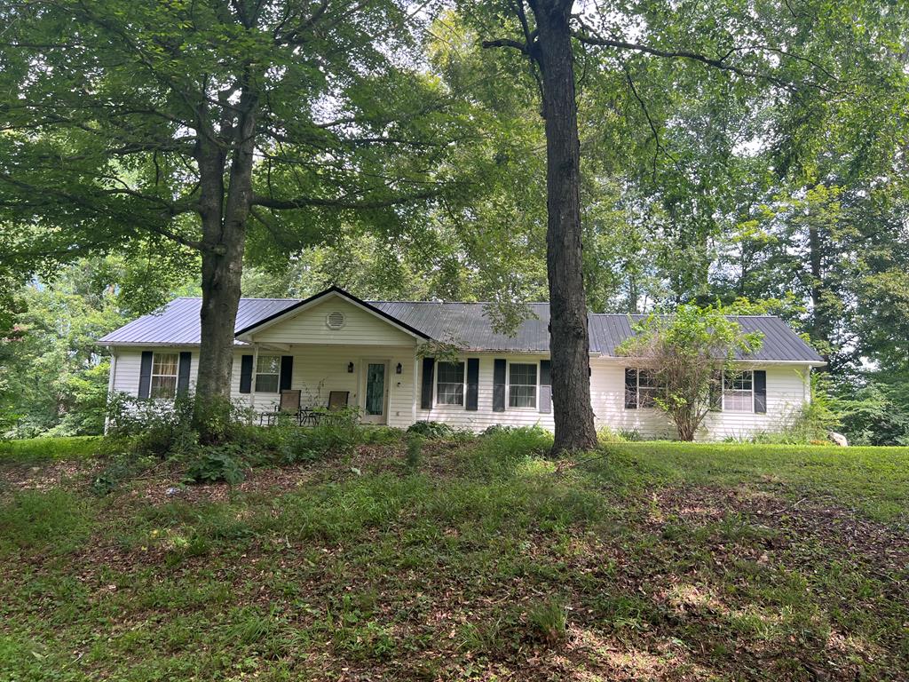 Secluded home that sits above the town of Damascus. Just kick back, let the days roll by and enjoy the peaceful surrounding,  Home is situated on approximately 5.67 acres. Plenty of room to enjoy spending time outside.