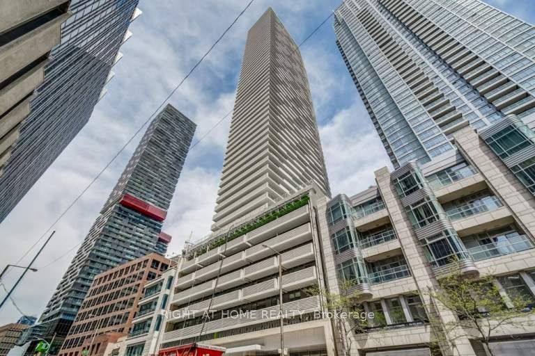 2221 Yonge St 5104