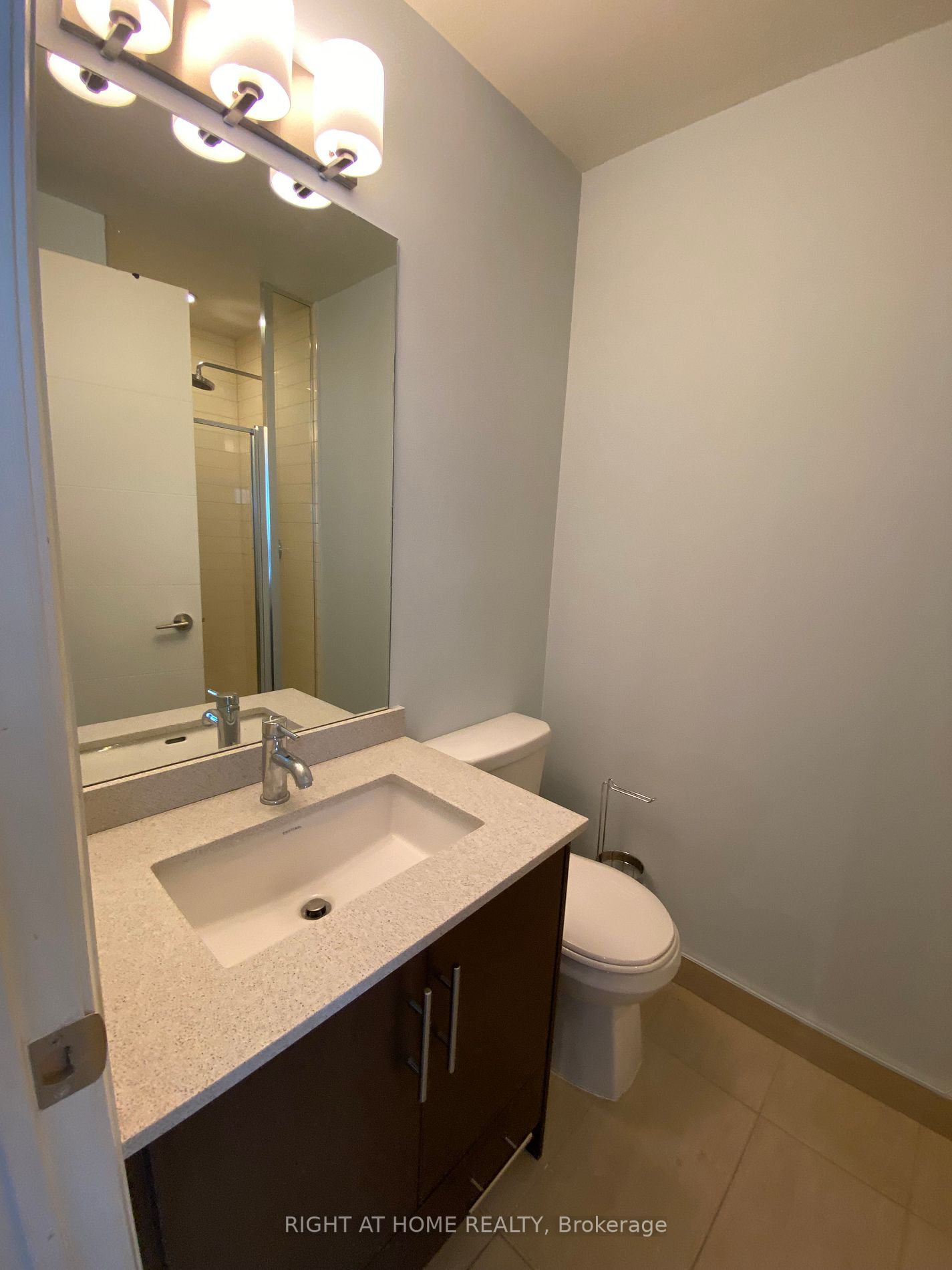 460 E Adelaide St 1216