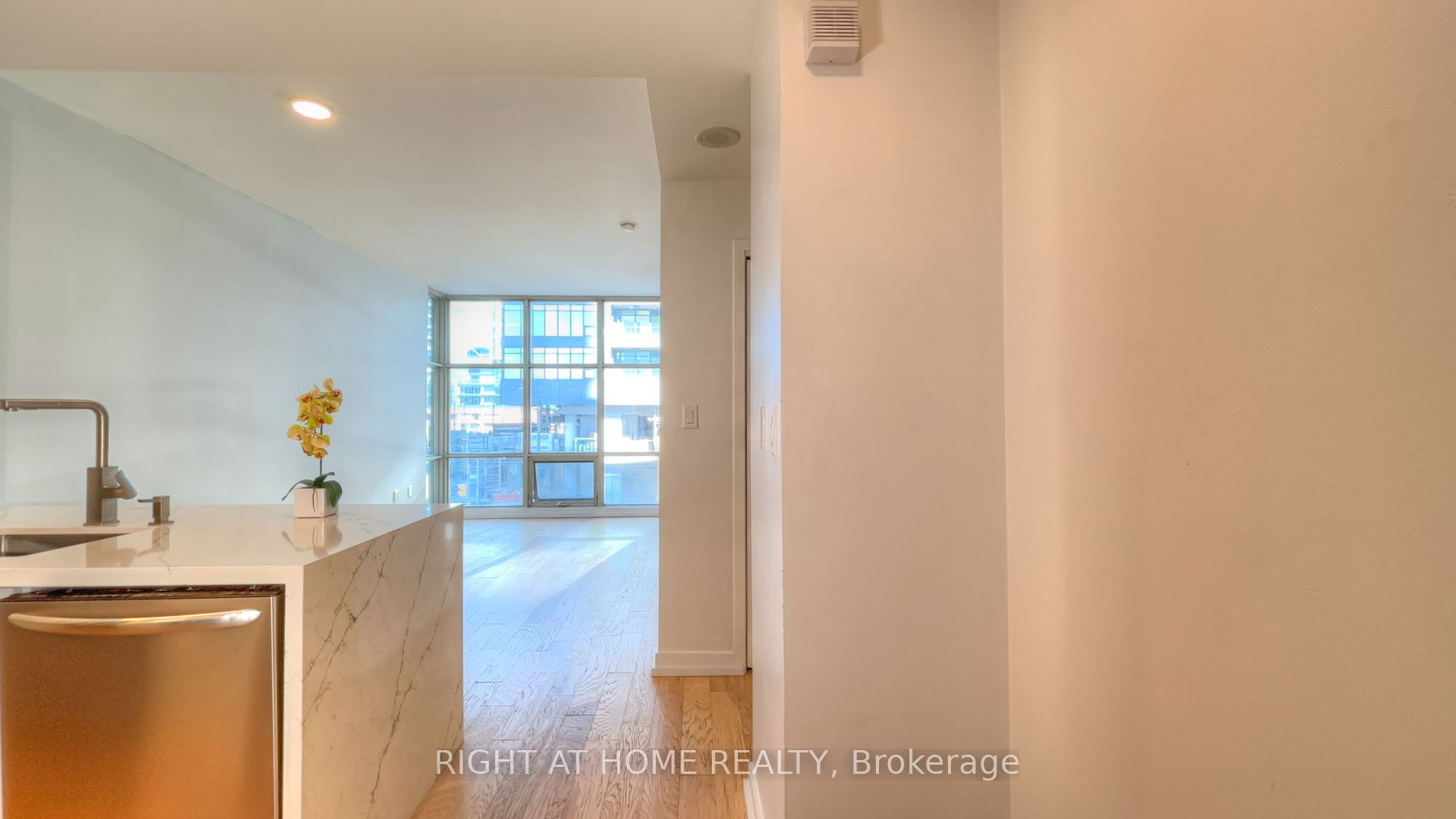 9 Spadina Ave 312