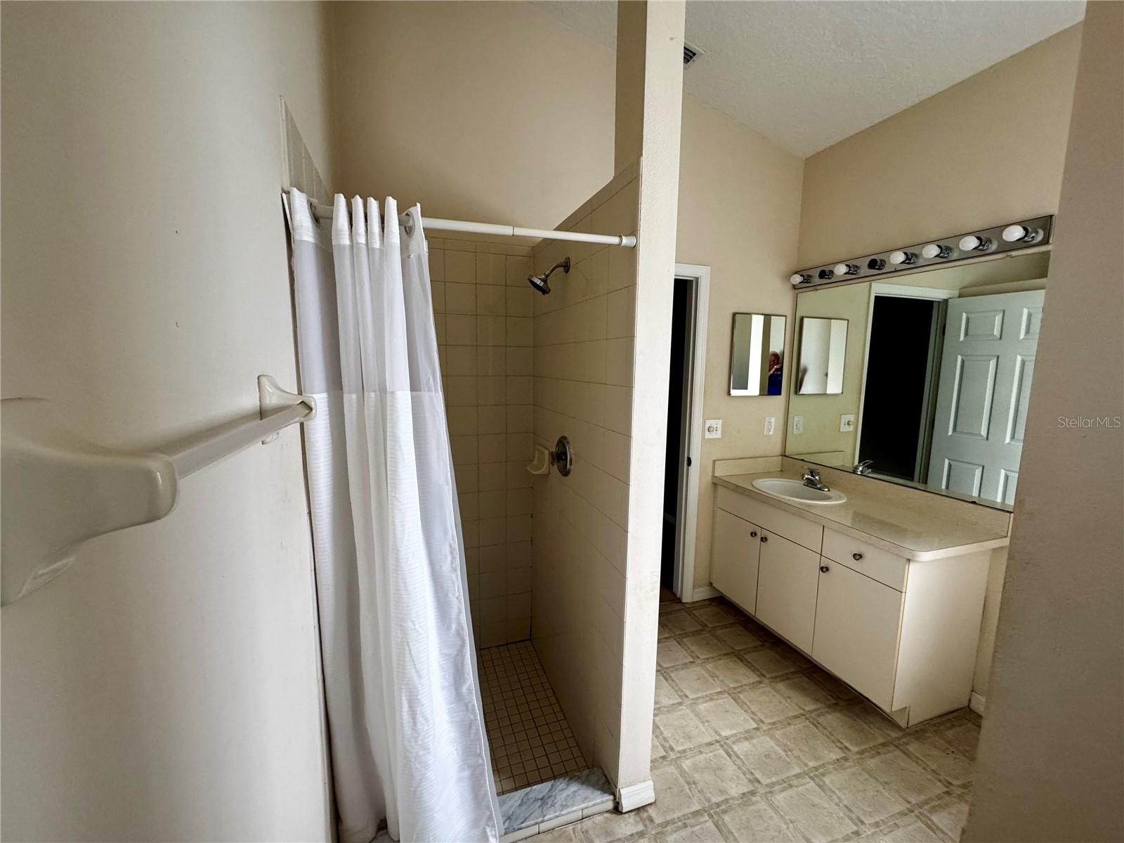 5912 33rd Drive E