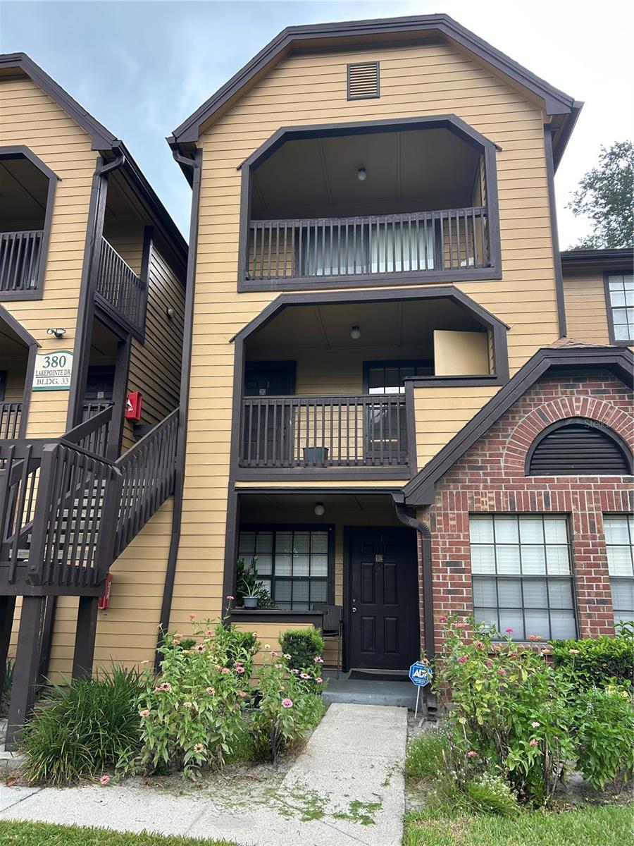 380 Lakepointe Drive 202