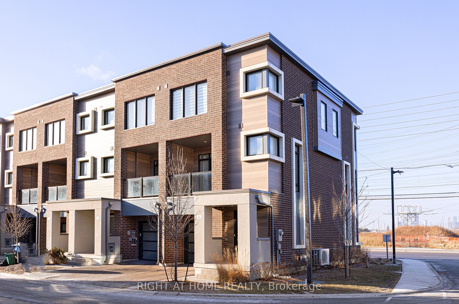 206 Moneypenny Pl