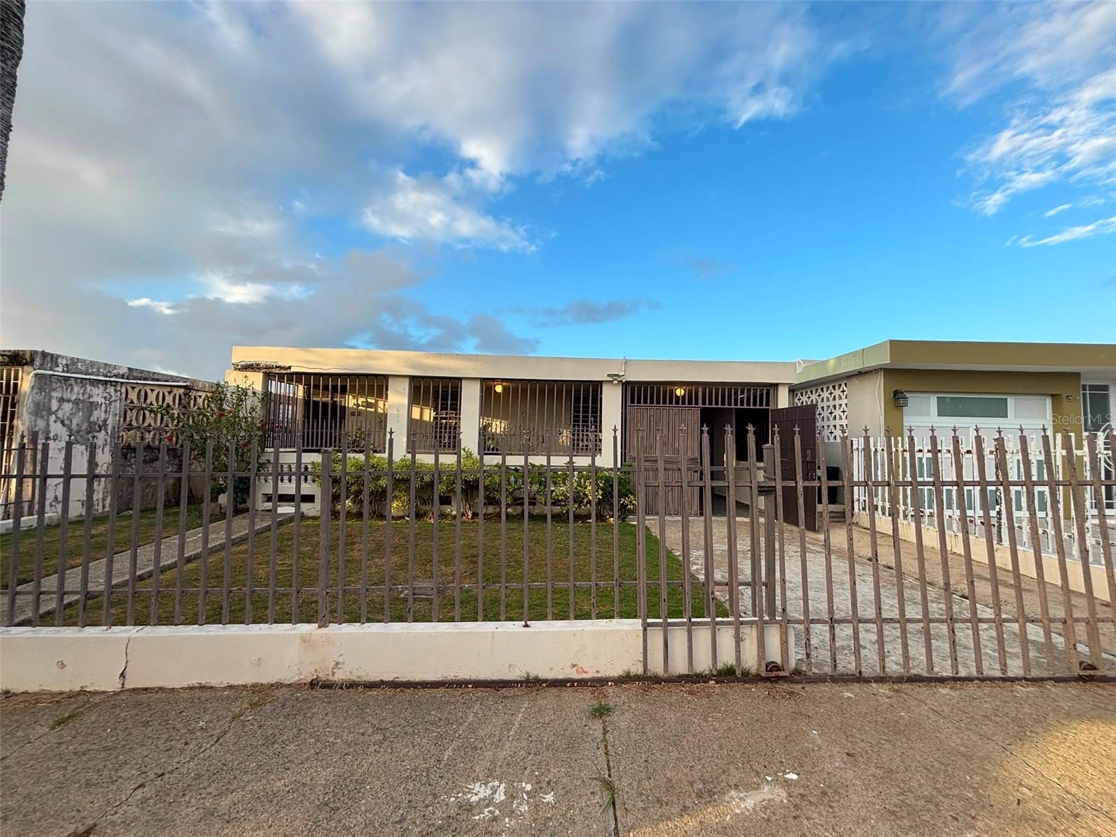 Property located in Urb. Venus Gardens, San Juan. This property features 3 bedrooms, 2 bathrooms, a living room, dining room, kitchen, an extended carport with space for 2 vehicles, and a spacious backyard. It offers an excellent location, just minutes from Ave. San Claudio and Ave. Las Cumbres. The property is being sold in its current condition (as-is).