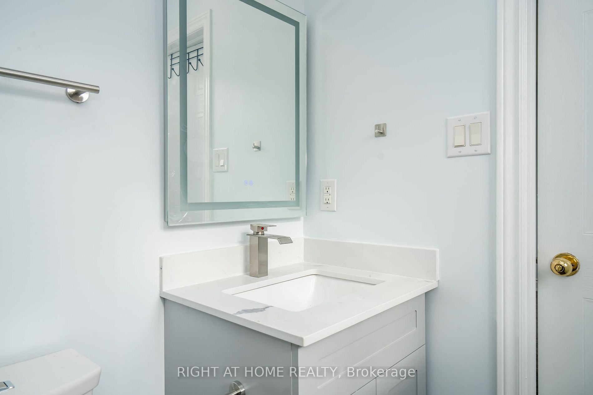 1052 Dina Cres